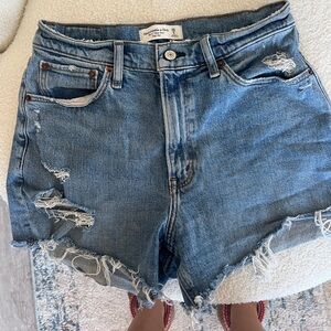 Abercrombie Curve Love High rise 4inch mom short